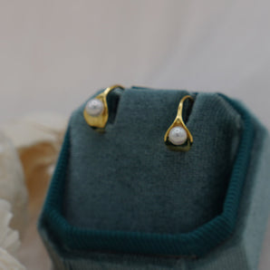 Calla Lily Pearl Earrings